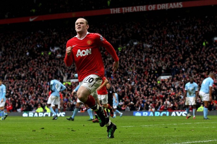 "Tiếng ồn càng lúc càng nhiều, càng lúc càng lớn, và nó ngay phía trên đầu tôi. Có ai đó nắm lấy áo tôi, nhảy lên người tôi: Đó là các đồng đội. Khán đài hô vang: Rooney, Rooney, Rooooo-neeee... Tôi ngẩng lên nhìn vào bảng tỷ số: 12/2/2011, United 2 City 1; VÀO! Rooney, phút 77. Tôi là ai và tôi đã làm gì, mọi thứ ùa về trong tôi. Tôi là Wayne Rooney, tôi đã đá bóng ở Premier League từ năm 2002 và vừa ghi bàn trong trận derby Manchester, có lẽ là bàn thắng quan trọng nhất của mùa giải với các CĐV và nửa đỏ của thành phố".